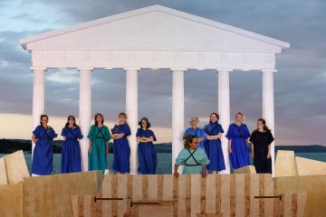 Entschlossen verbarrikadieren sich die Frauen in der Akropolis