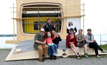 Das Ensemble auf der Bühne direkt am See