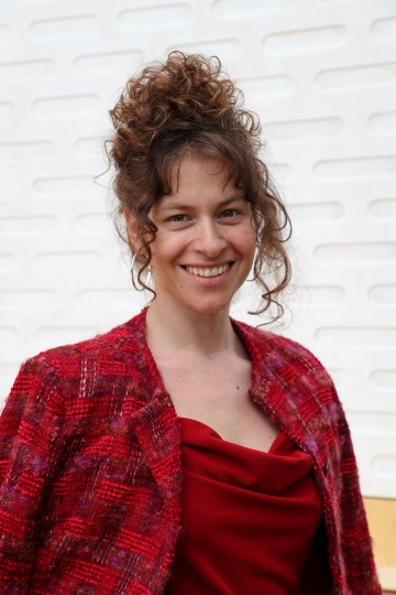 Eva Maropoulos als Sarah Rosenbach