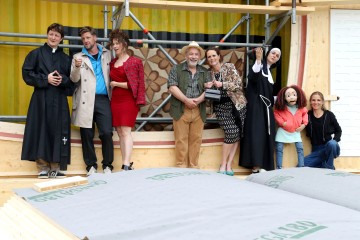 Das Ensemble vor dem überdimensionalen Fernseher