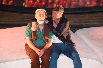 Amandus (Luigi Prezioso) mit Sohn Niko Rosenbach (Georg Melich)