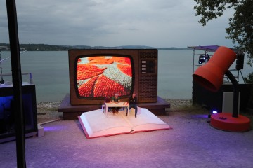 Bühnenbild von "Honig im Kopf" am Bodenseeufer
