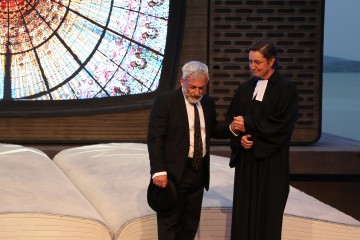 Amandus (Luigi Prezioso) mit dem Pastor (Simon Engeli)