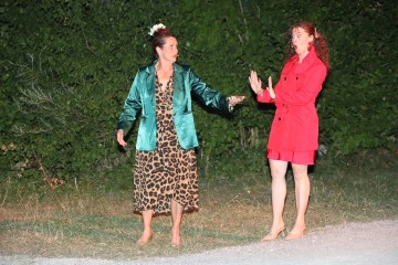 Sarah Rosenbach (Eva Maropoulos) mit ihrer Mutter Vivien Saalfeld (Sabina Deutsch)