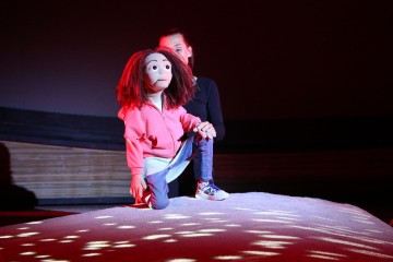 Enkelin Tilda wird von einer Puppe verkörpert