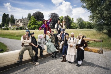 Das «Anne Bonny»-Ensemble vor Schloss Seeburg