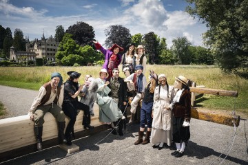 Das diesjährige Ensemble vor Schloss Seeburg