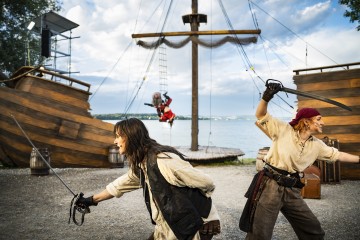 Moira Albertalli als Anne Bonny und Julia Barth als Mary Read