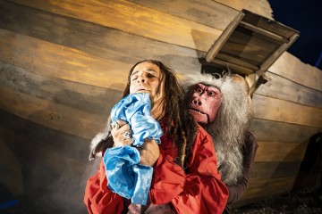 Tommy Mueller als Calico Jack Rackham und Pavian Rose geführt von Rahel Wohlgensinger