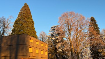 Hotelgebäude des Seegut Zeppelin in der Abendsonne