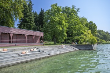 Badi mit Freitreppe zum See