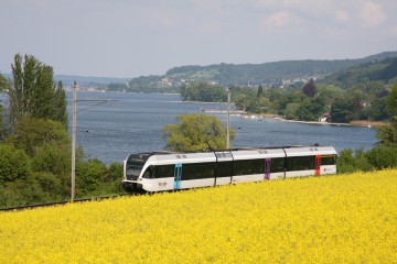 Mit dem Zug am See entlang