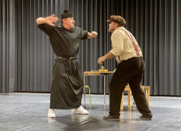 Don Camillo und Peppone lassen die Fäuste fliegen 